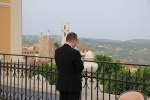 Le père Koch contemplant la cathédrale, son missel ou son smartphone ?